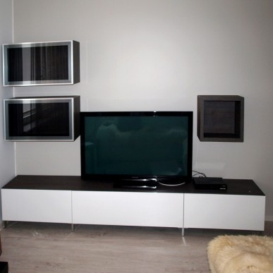Lakoniška TV baldo ir spintelių kompozicija